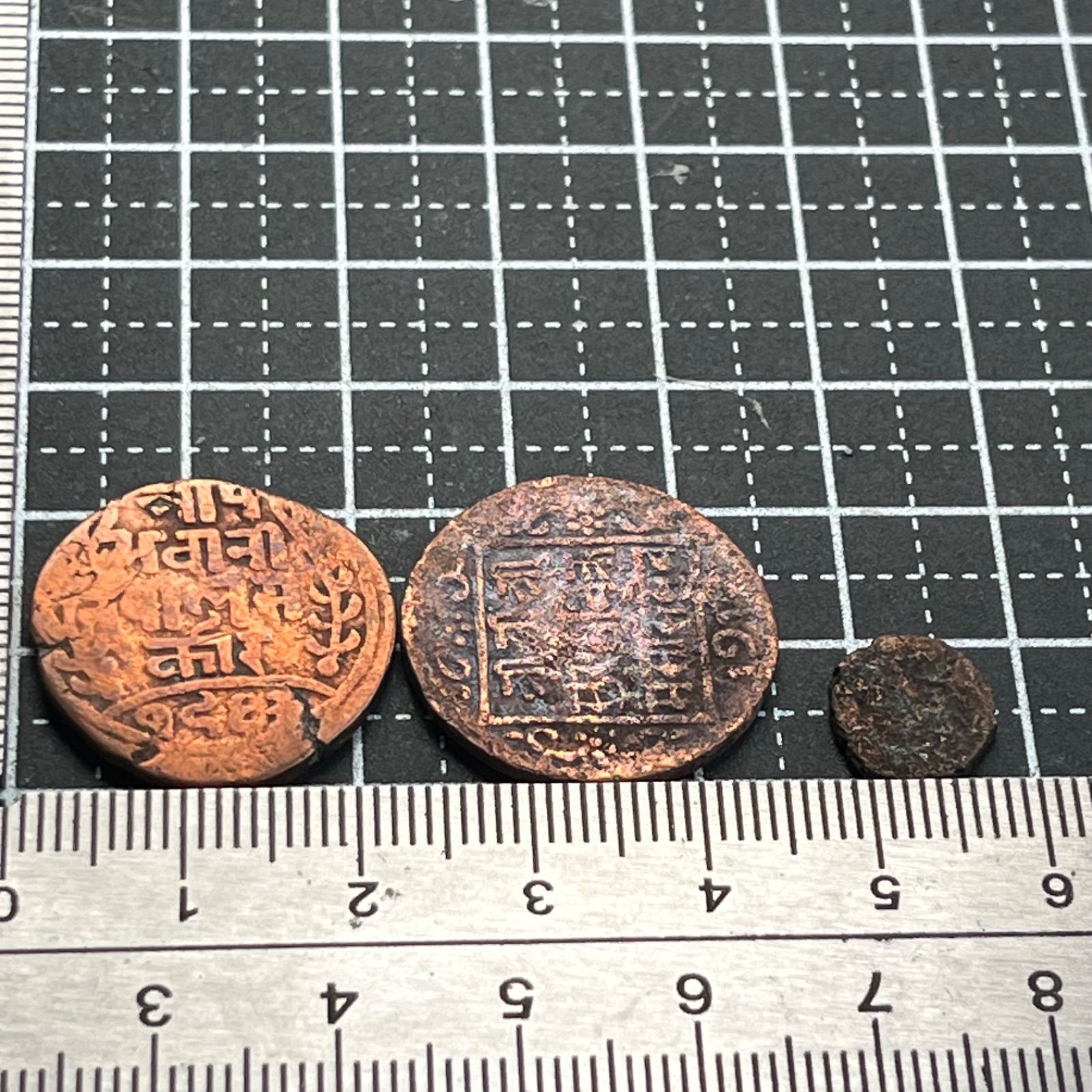 ネパールマッラ時代、17世紀の王ビシュヌ・マッラ 、レアな 古銭】ネパール王国 19世紀〜20世紀初頭 手打ち銅貨3枚セット プリトビ