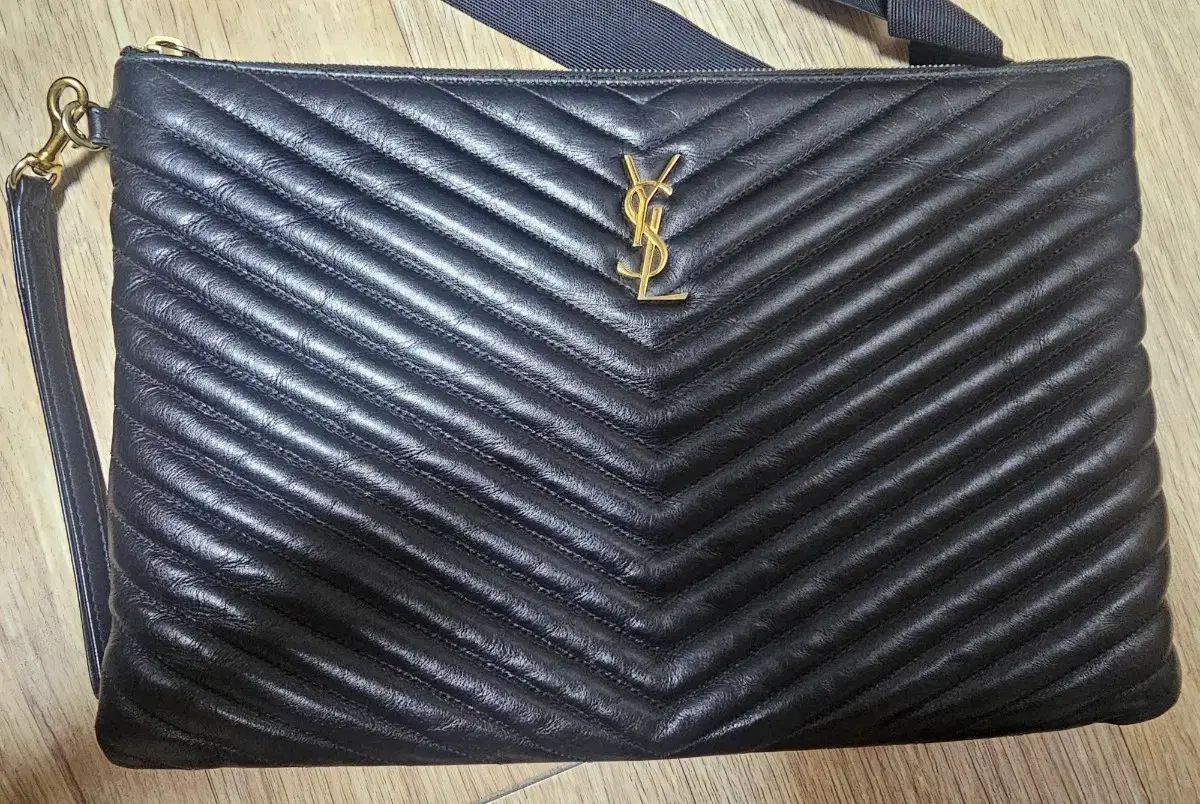 YVES SAINT LAURENT イヴ・サンローラン クラッチバッグ ゴールド large₍ラージ)