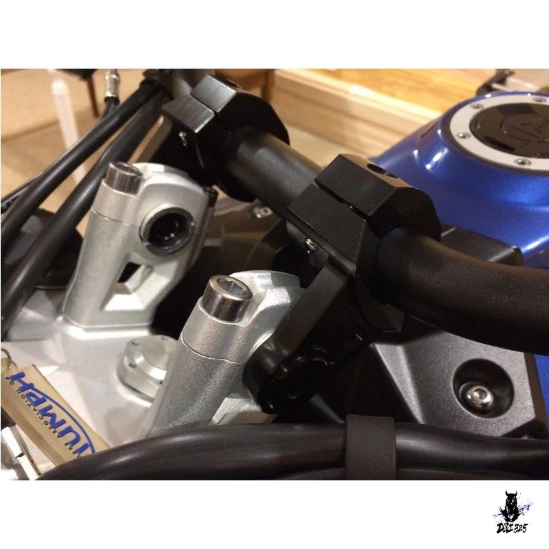 トライアンフ スラクストン900/ボンネビル790/ボンネビルT100/T120 用 25.4mm ハンドルバーマウントクランプ