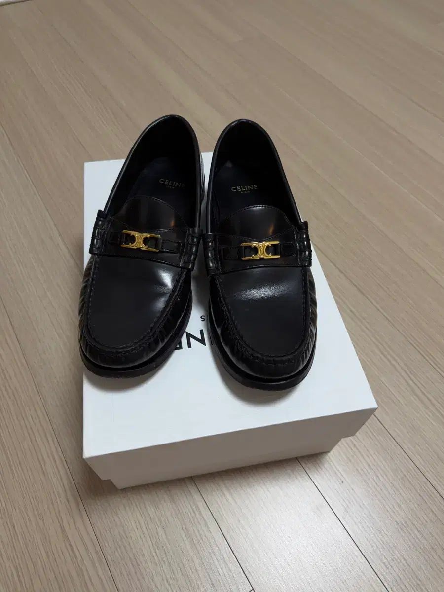 セリーヌ トリオンフ ローファー 36 60,613円