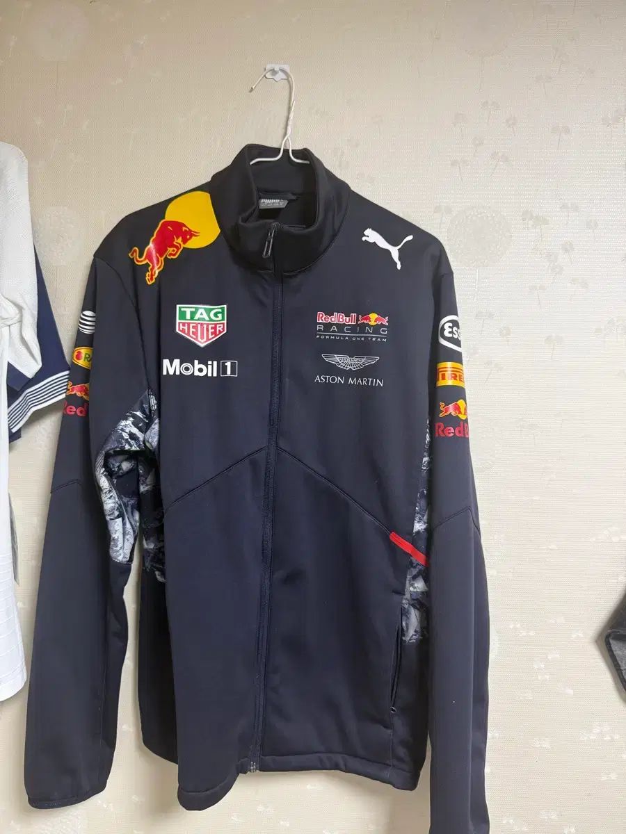 アストンマーティン・レッドブル・レーシング、ソフトシェルジャケット M F1 アストンマーティン レッドブルレーシング ソフトシェル