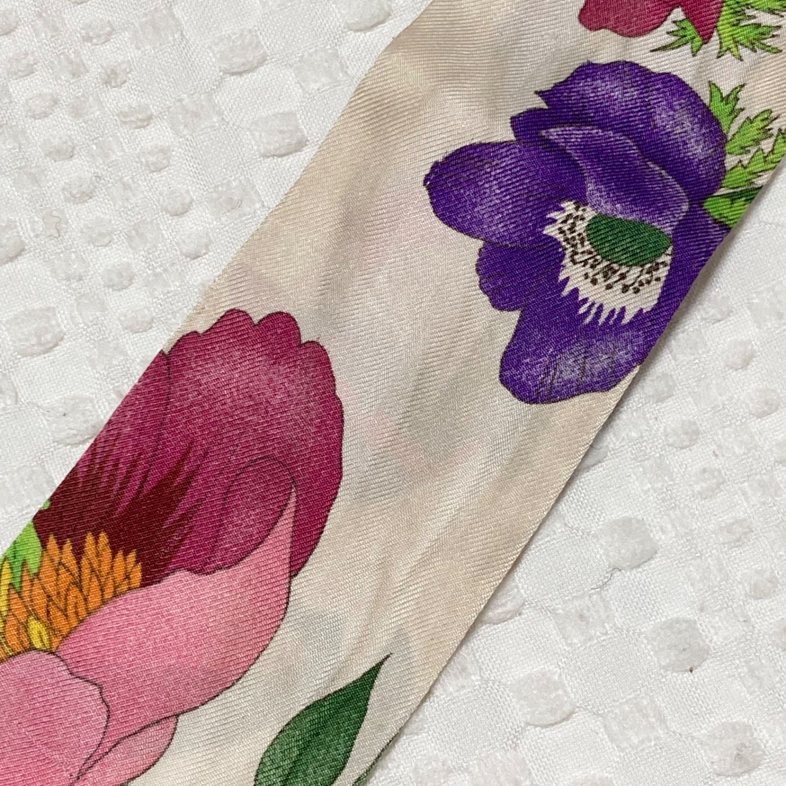 【箱付き】GUCCI グッチ ネックボウ フローラ ピンク【美品】 GUCCI グッチ フローラプリント ネックボウ ツイルスカーフ シルク