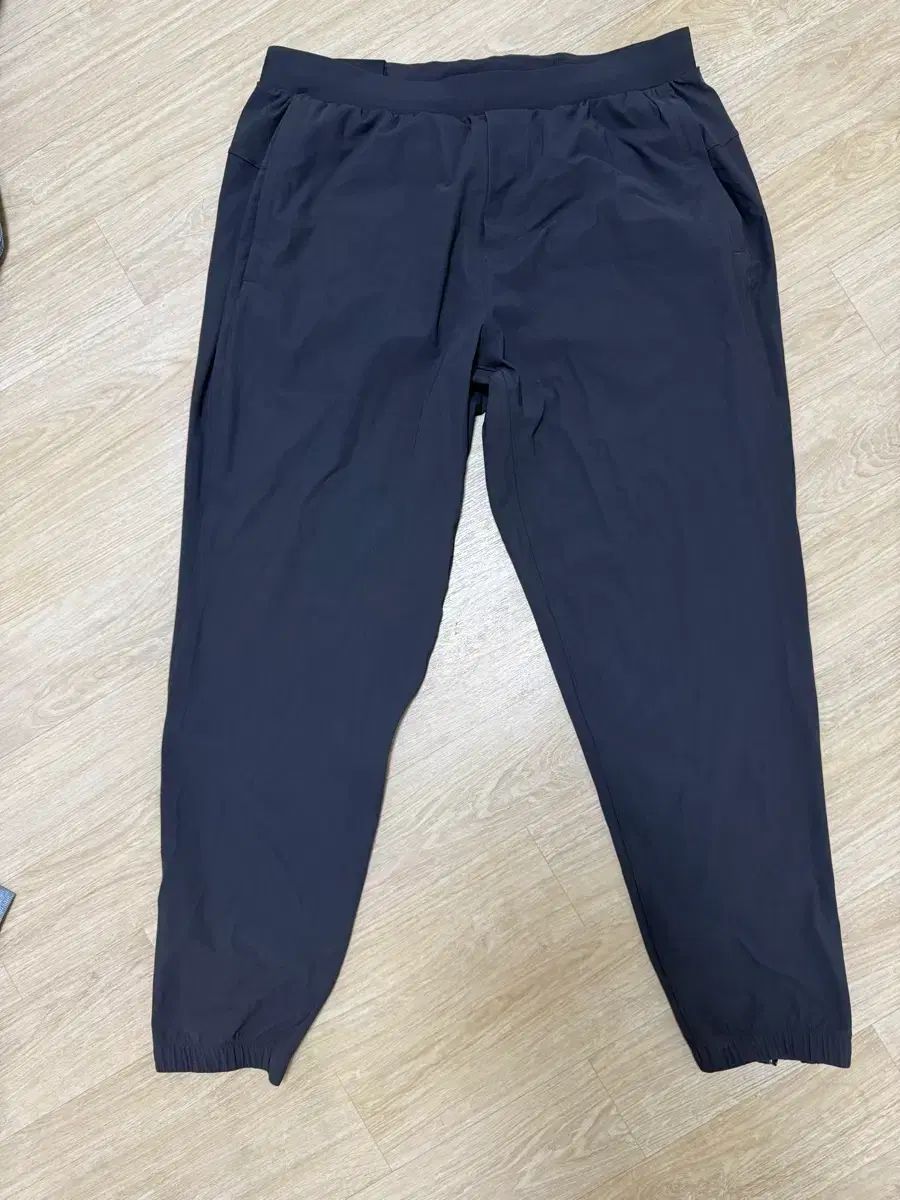 ルルレモン サージ ジョガーパンツ Lサイズ(新品)