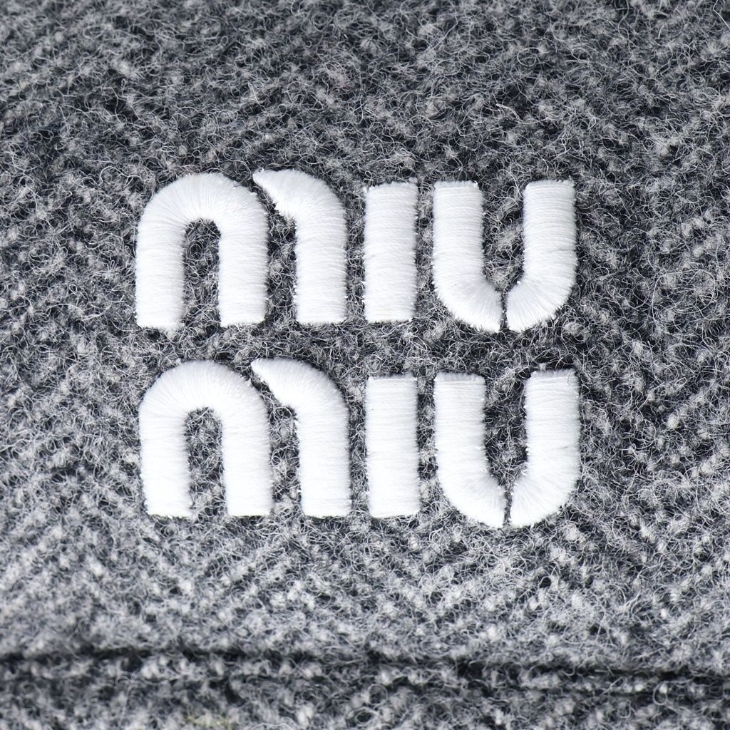 miumiu (ミュウミュウ) Logo Chevron Wool Beret フロントロゴ