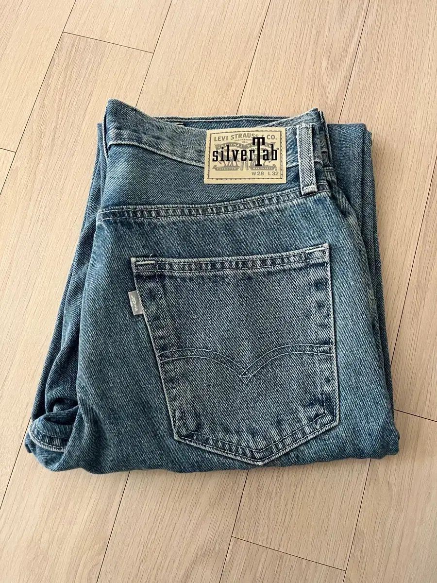 リーバイス シルバータブ ルーズ テーパード デニム(新品)