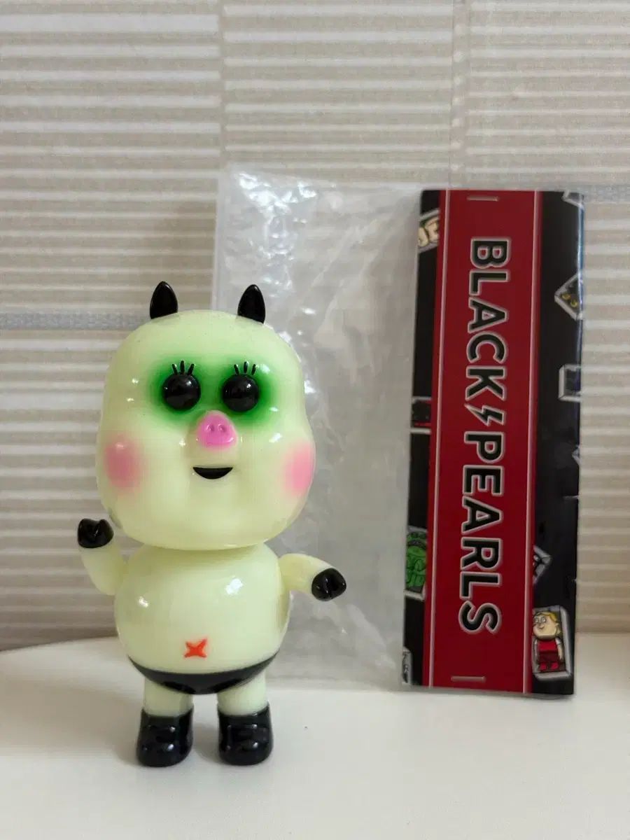ブラックパール ピギー アートトイ ソフトビニール black pearls GID