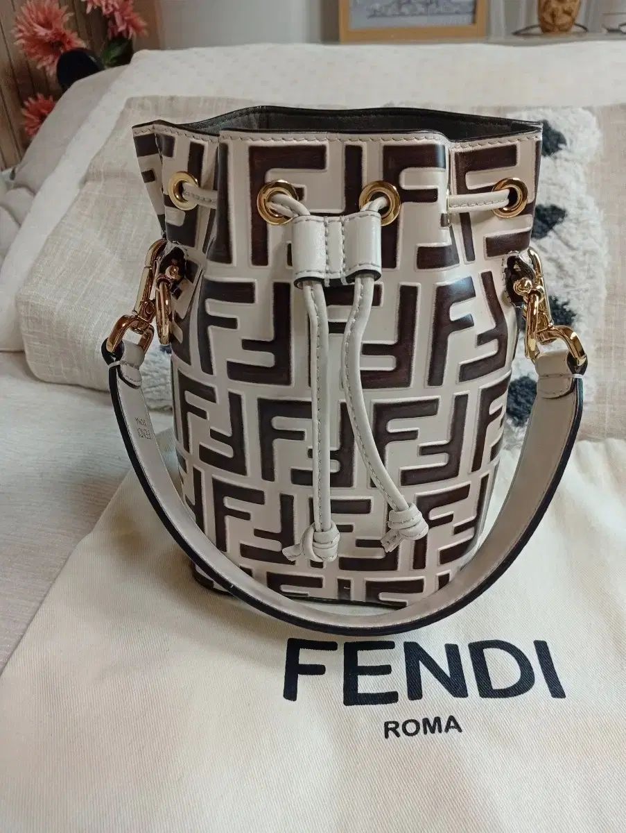 フェンディ FFバケットバッグ フェンディ モントレゾール Fendi 正規品
