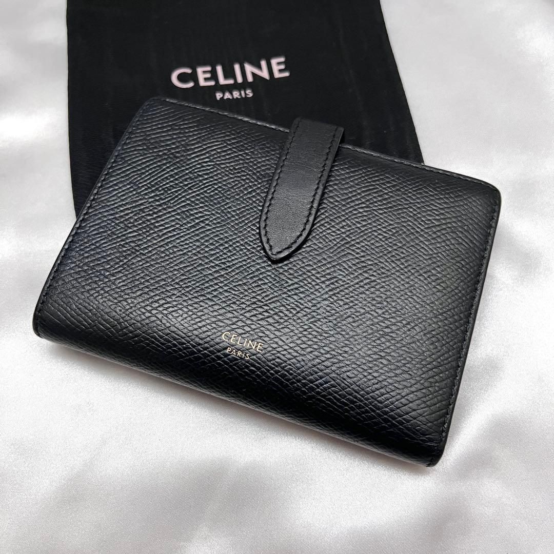 レア✨セリーヌ 二つ折り財布 ストラップウォレット ロゴ刻印 フラップ 黒 ◇美品◇セリーヌ ストラップウォレット 二つ折り財布 ブラック レザー