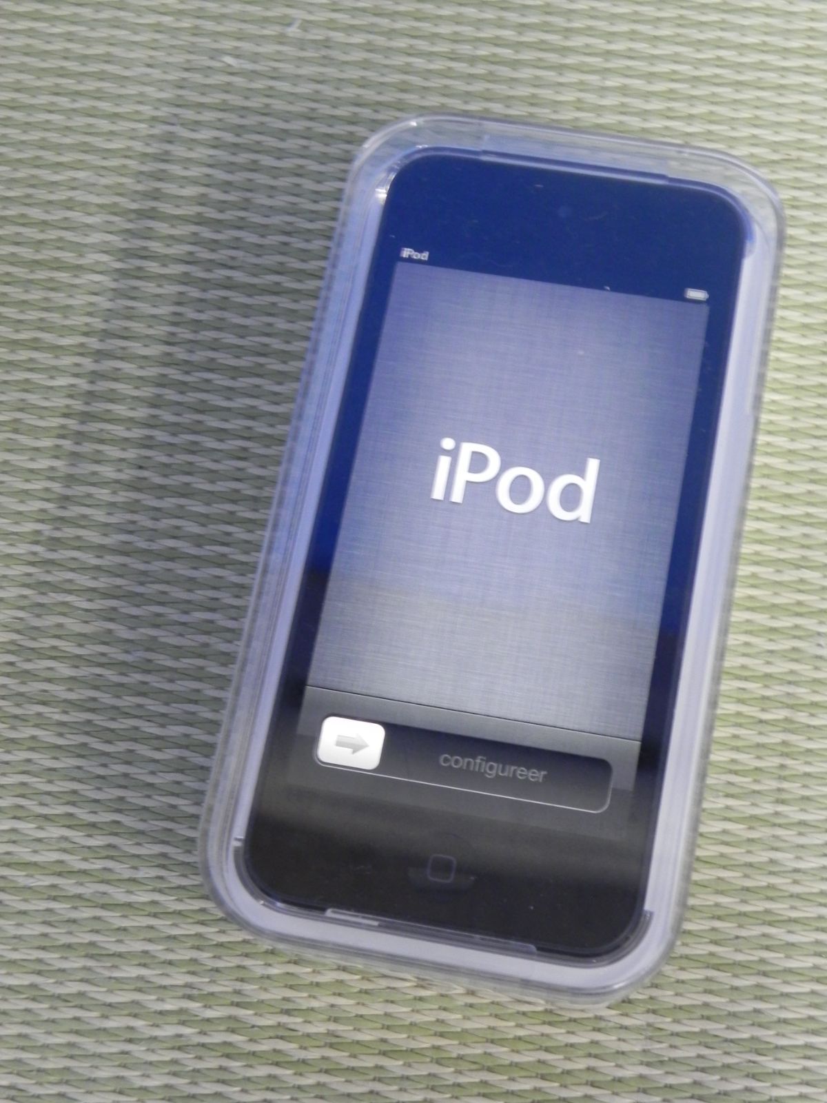 2B903★美品★初期化済★Apple iPod touch 第5世代 32GB ケース、イヤホン、ストラップ付 動作品・保証付き・送料無料★2606