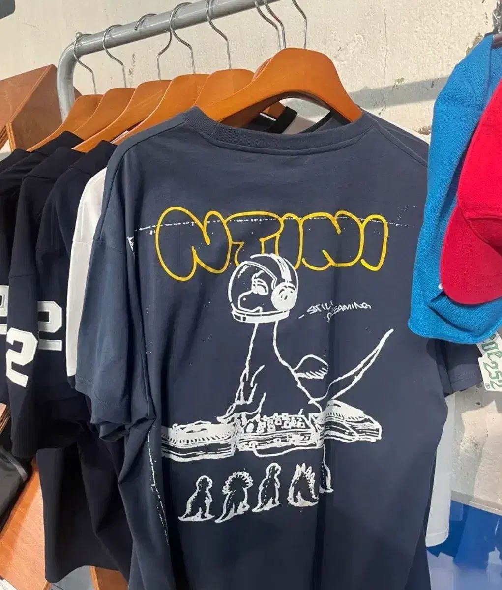 アントン ポップアップ Tシャツ