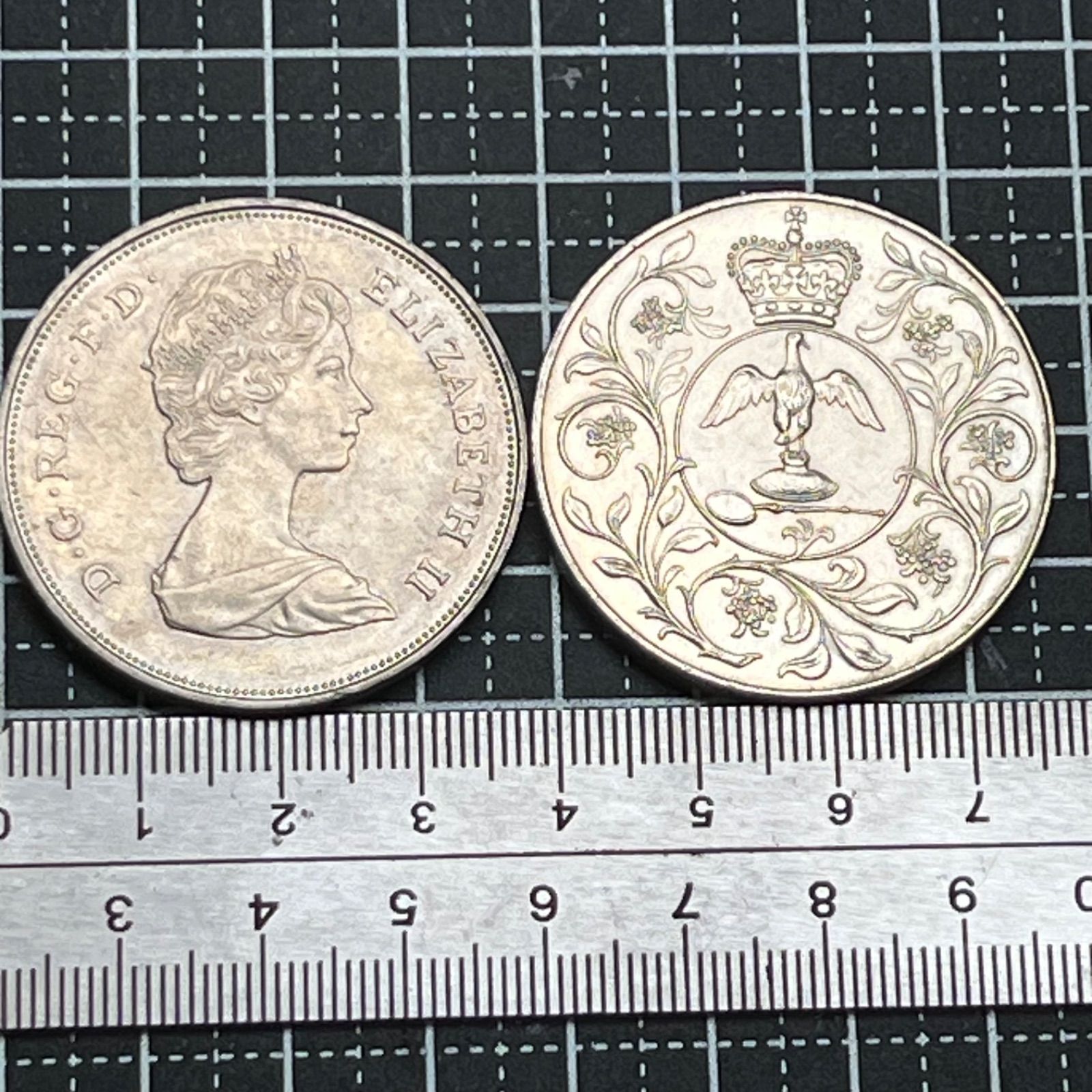 古銭】1977年 イギリス 25ペンス銀色記念貨 エリザベス2世 シルバー