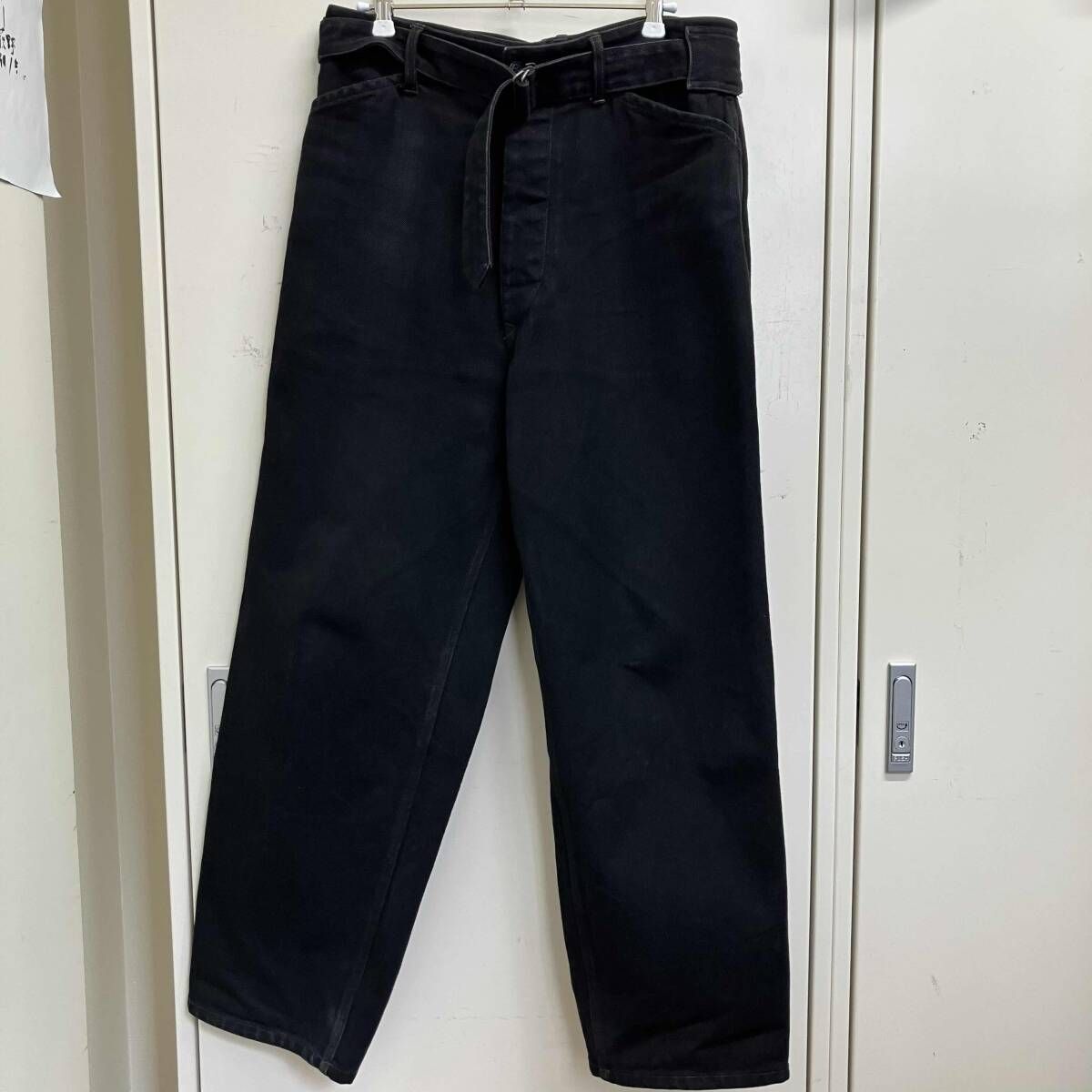 26ss COMOLI long pants ブラックデニムベルテッドパンツ D01-03001
