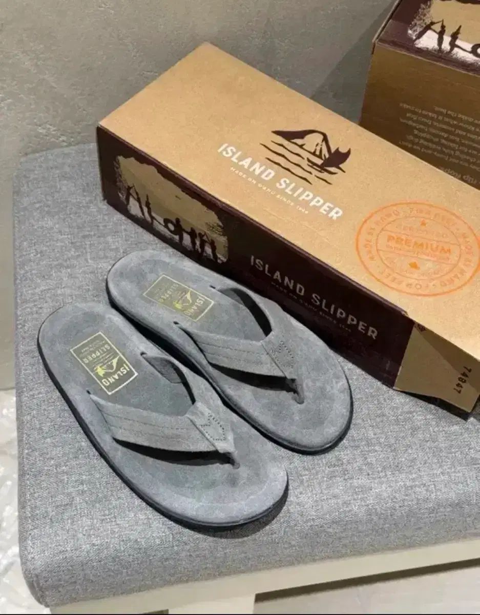 ISLAND SLIPPER チャコール スウェード