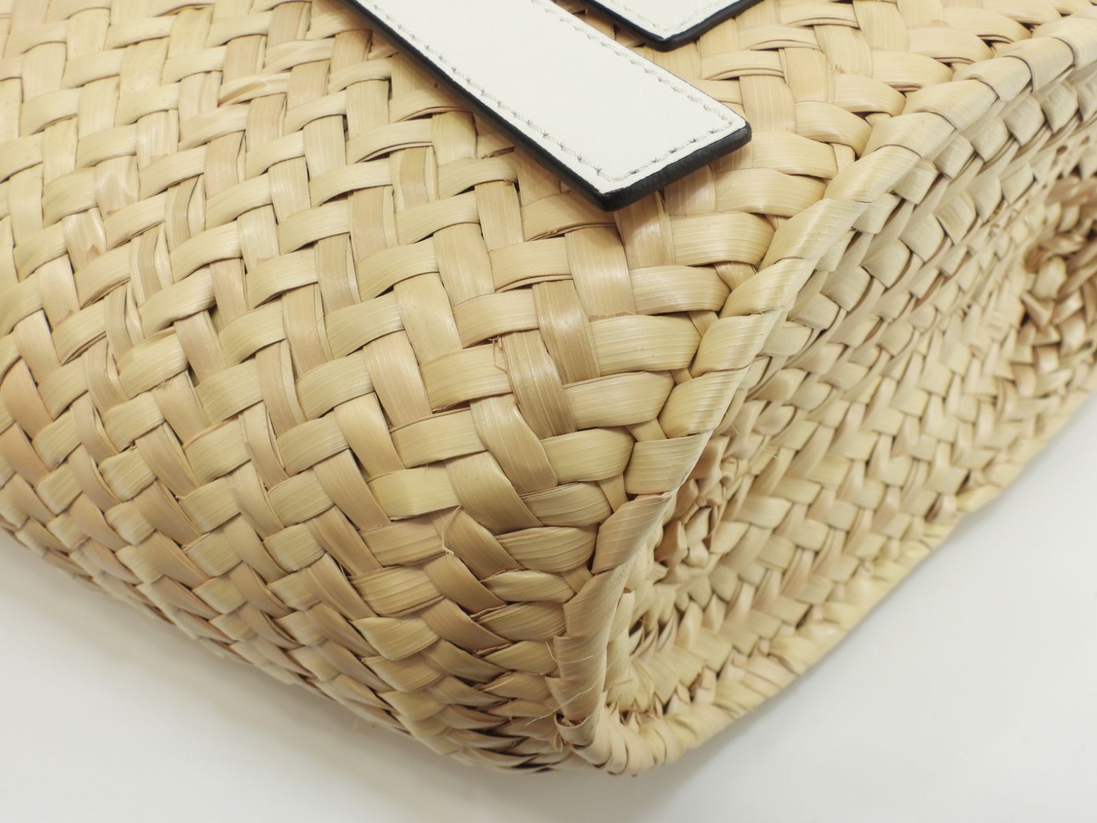 LOEWE かごバッグ 中型 ホワイトハンドル ロエベ バスケット カゴバッグ中 ナチュラル白革 トートバッグ中