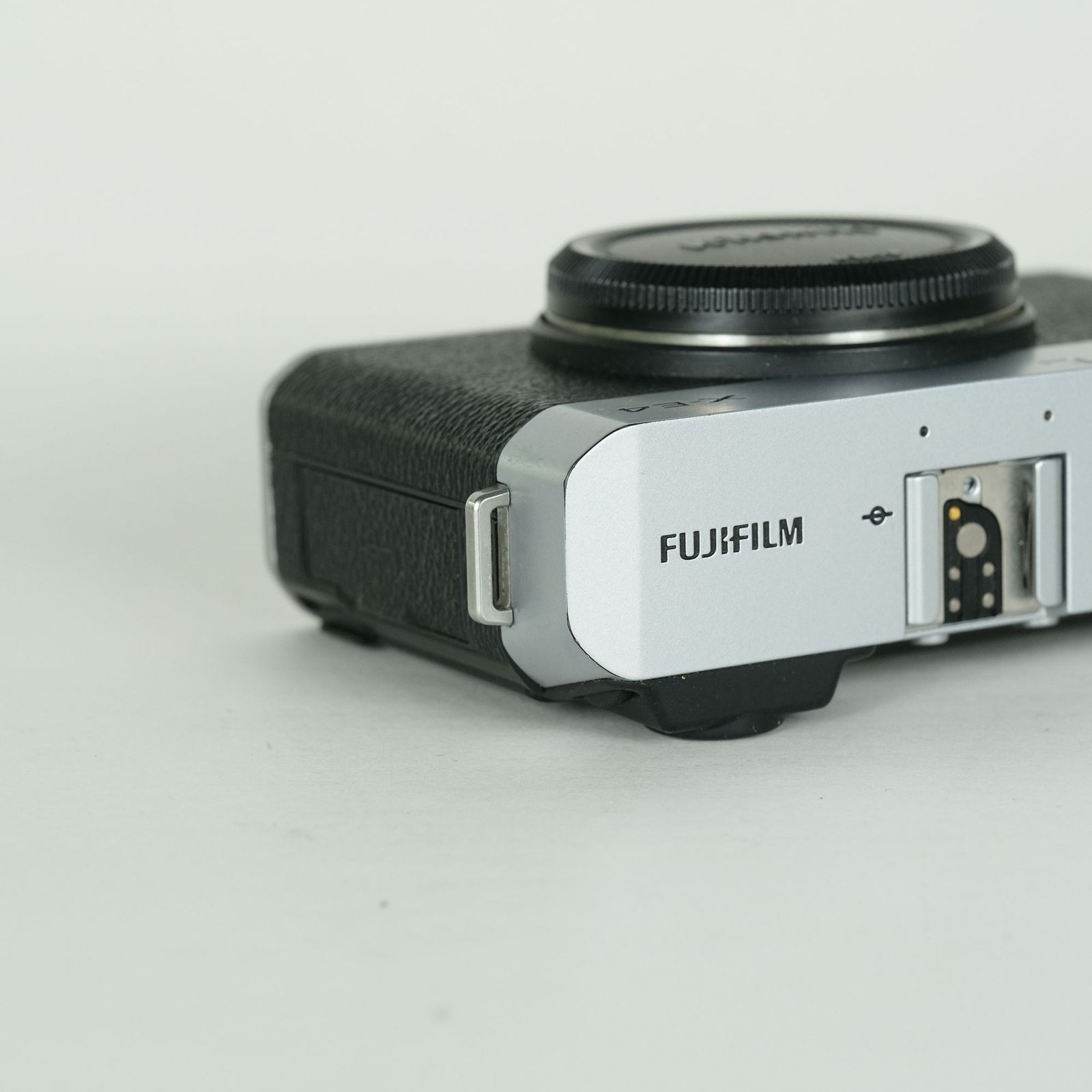 【美品】Fujifilm X-E4 【シャッター数561枚】 並品 | シャッター数8,239回｜トイレンズ付] FUJIFILM X-E4 [ボディ