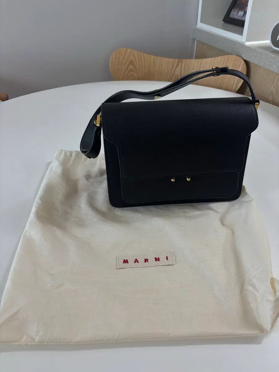 マルニ トランクバッグ サフィアーノ ミディアムサイズ