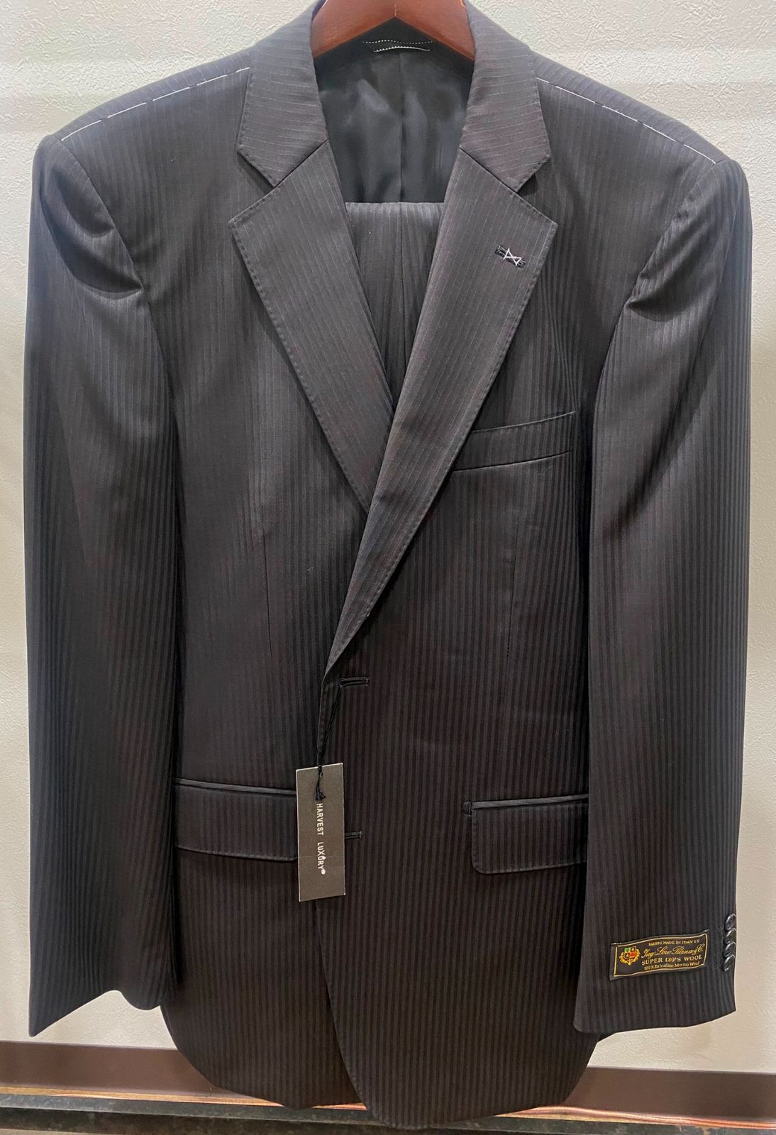 Harvest Luxuryスーツ　イタリアブランドLoro Piana生地使用モデル　上品なブラウン織柄生地　大きいサイズの方朗報！　格安放出！
