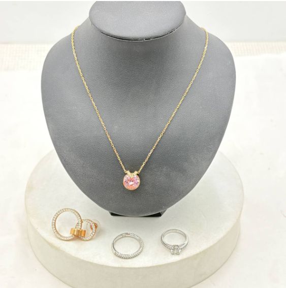 【送料無料】SWAROVSKI　アクセサリーまとめ　ネックレス・リング・ピアスセット クリスタル レディース