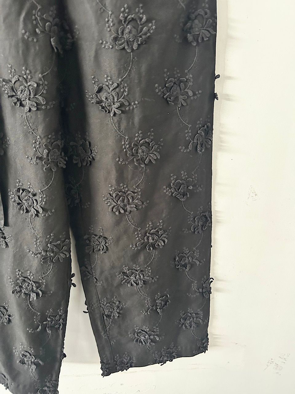 美品】Crinkle コットンイージー刺繍パンツ - メルカリ
