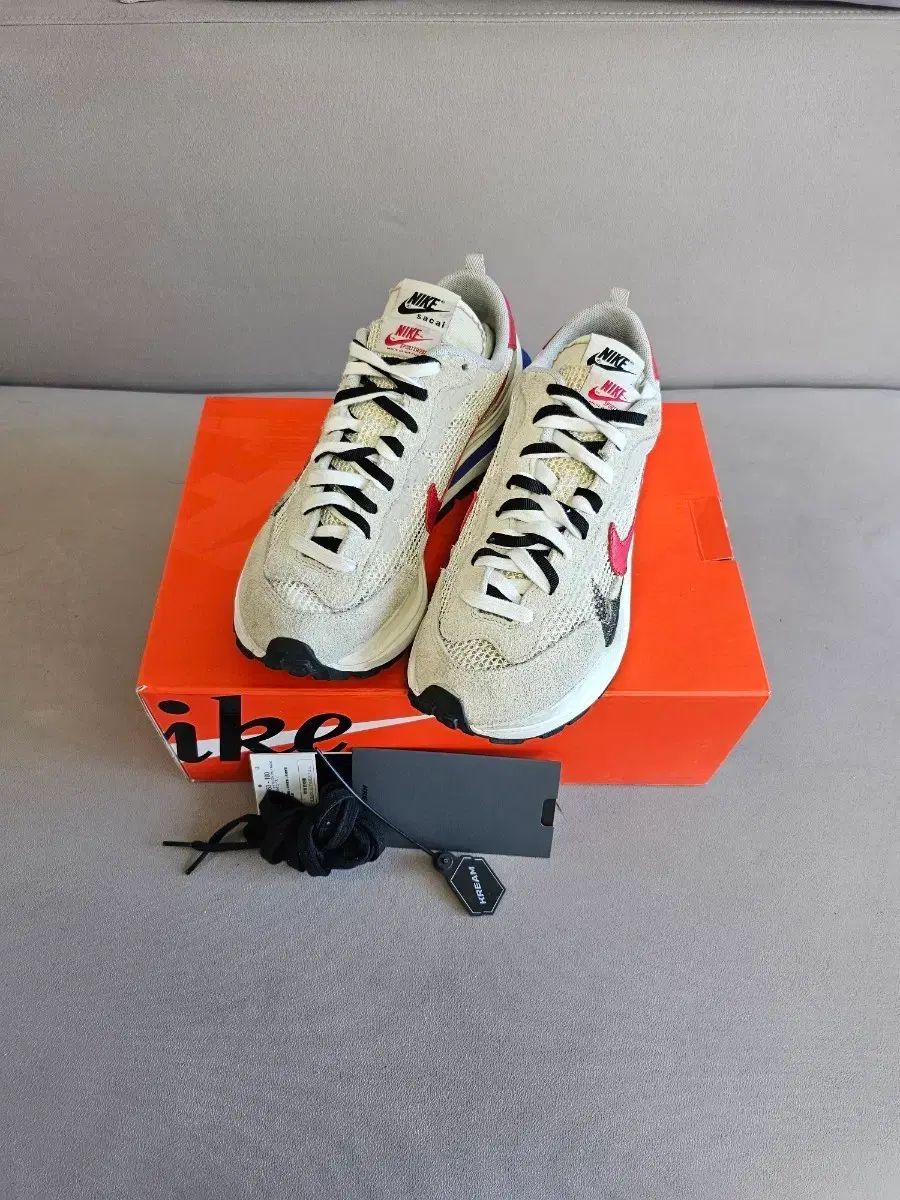 260 サカイ X NIKE ヴェイパーワッフル ロイヤル フューシャ