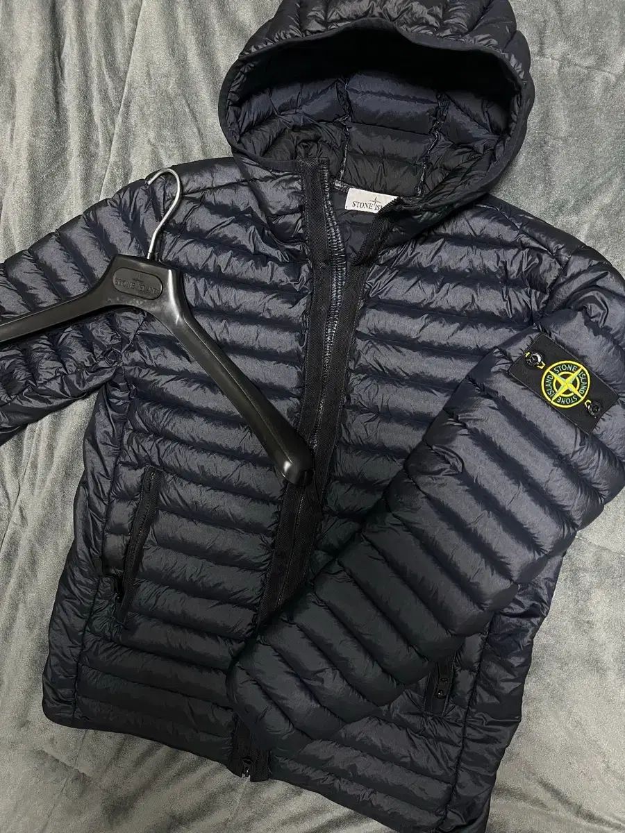 s 23fw ストーンアイランド ルーム ウーブン 軽量ダウン ダークネイビー