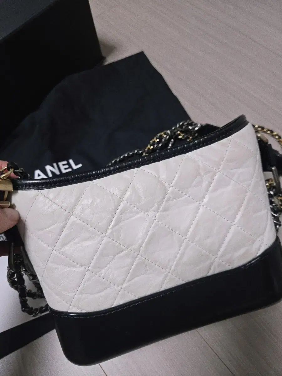 CHANEL スモール HOBO BAG ブラック アンド 白