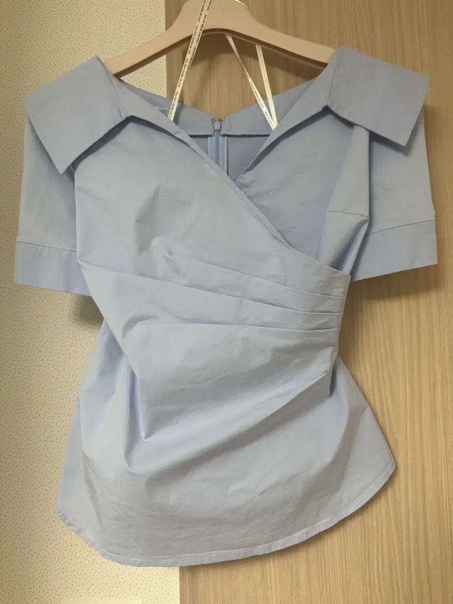 (Bride And You ブライドアンドユー)ELLIE V-neck short sleeve blouse 12,820円