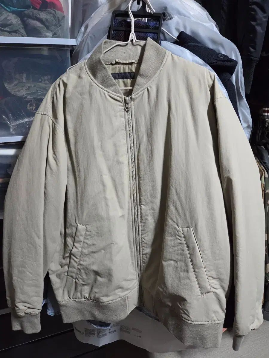 ユニクロ U プリマロフト® パデッド リップ ジップアップ ブルゾン ベイジ (XL)
