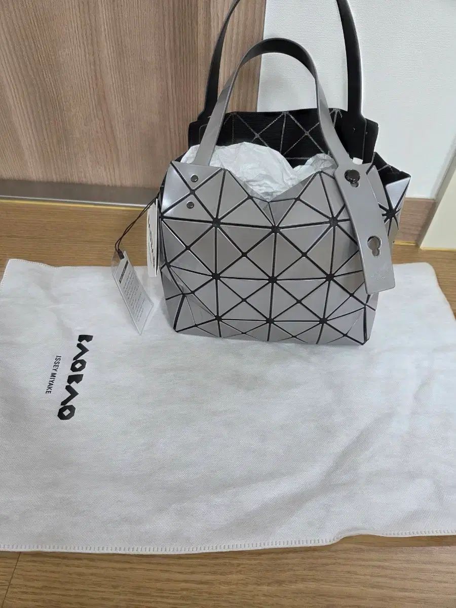 BAO BAO ISSEY MIYAKE バオバオイッセイミヤケ 2026 カラット CARAT Mサイズ ほぼ新品 バッグ ミディ Mサイズ