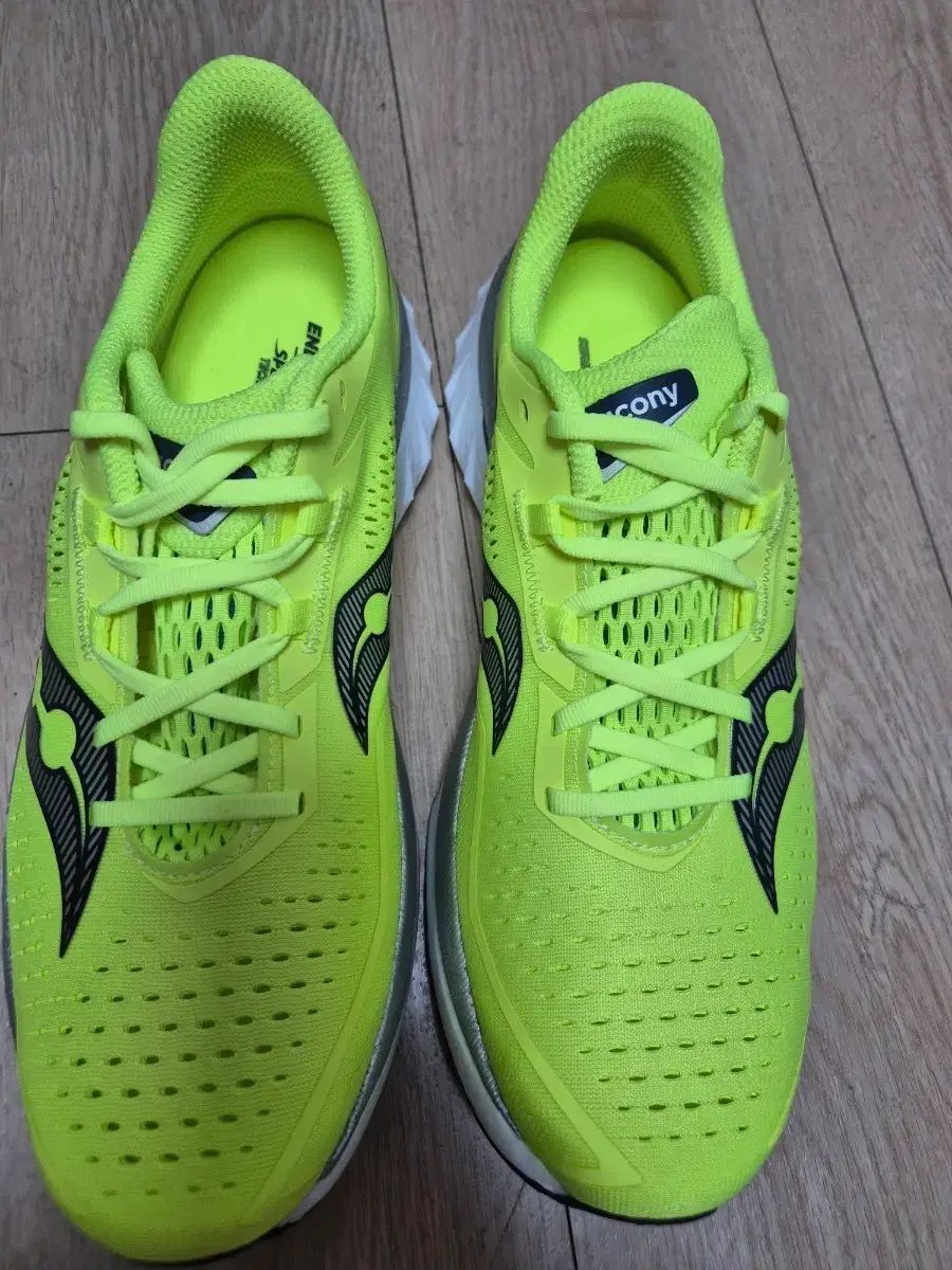 新商品 ランニングシューズ Saucony サッカニー エンドルフィン スピード4 ランニングシューズ 蛍光 280サイズ