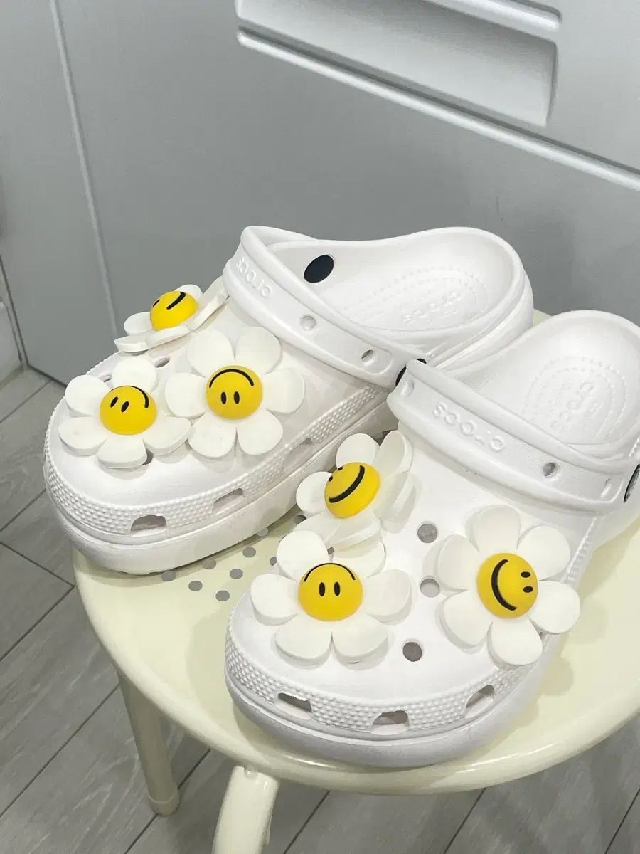 Crocs ベイ ロゴ 白 (230サイズ) + wiggle wiggle ジビッツ + クマ ドール ジビッツ