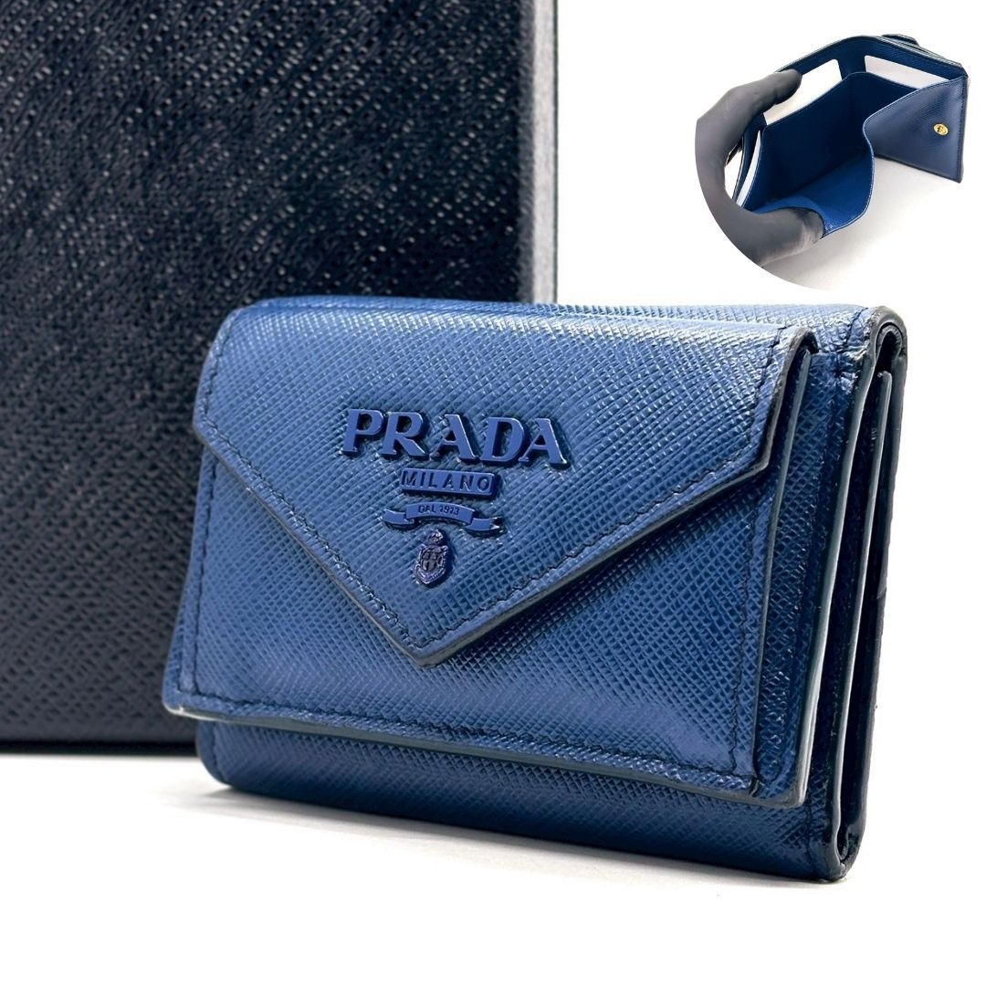 【静けさに青を差す】　PRADA　三つ折り財布 サフィアーノレザー ロゴ金具 コンパクトウォレット　ネイビー