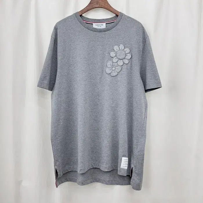 トムブラウン フラワー アップリケ 刺繍 コットン 半袖 Tシャツ