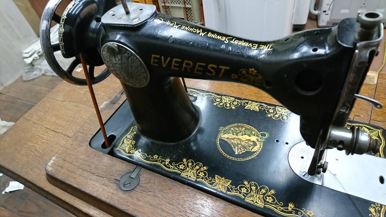 直接取引限定V58745 EVEREST アンティーク足踏み式ミシン - メルカリ
