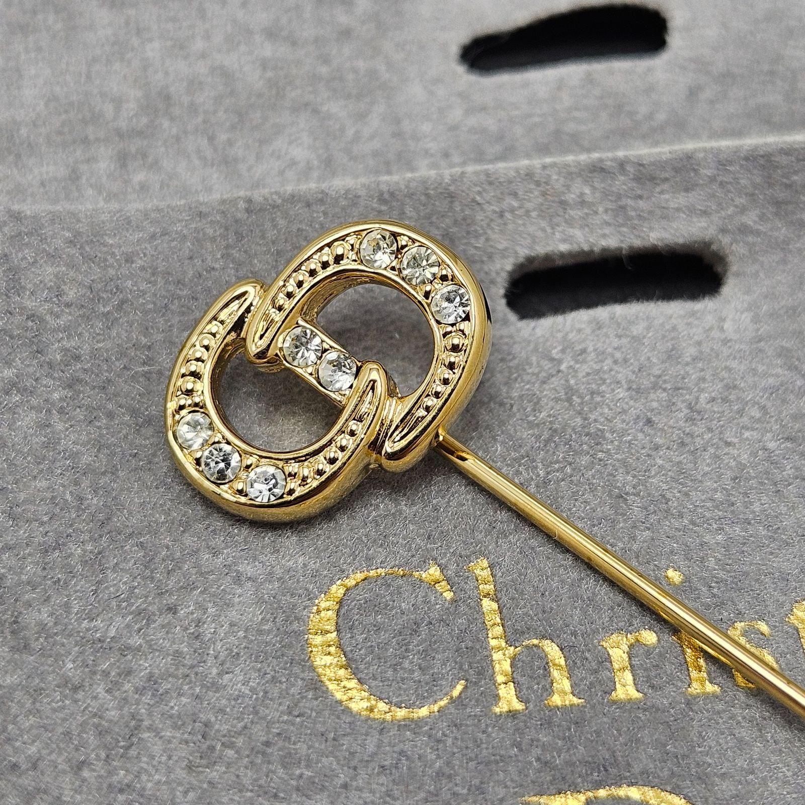 Christian Dior CDモチーフ ブローチ　ラインストーン　刻印 タグ付 美品】Christian Dior ブローチ CD ラインストーン - メルカリ