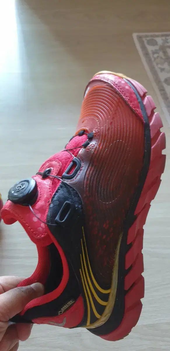 Eider レッド ランニングシューズ