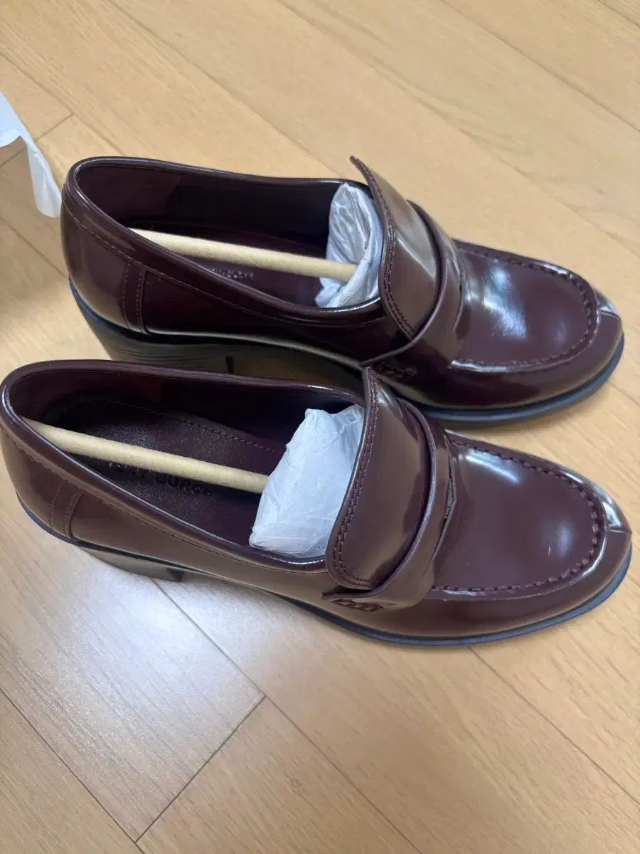 トリーバーチ Classic ヒール ラグ ローファー 出品