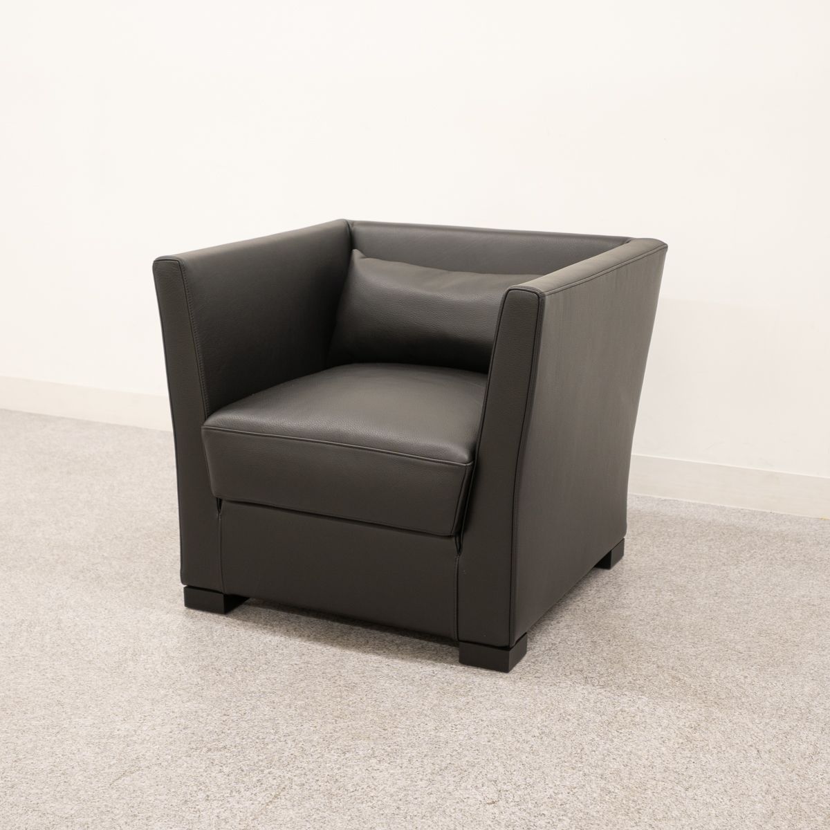 【Bランク】MERIDIANI / メリディアーニ / QUEEN ARMCHAIR / クイーン アームチェア / ラウンジチェア / 一人掛け / レザー / ブラック / 定価85万円 170,000円