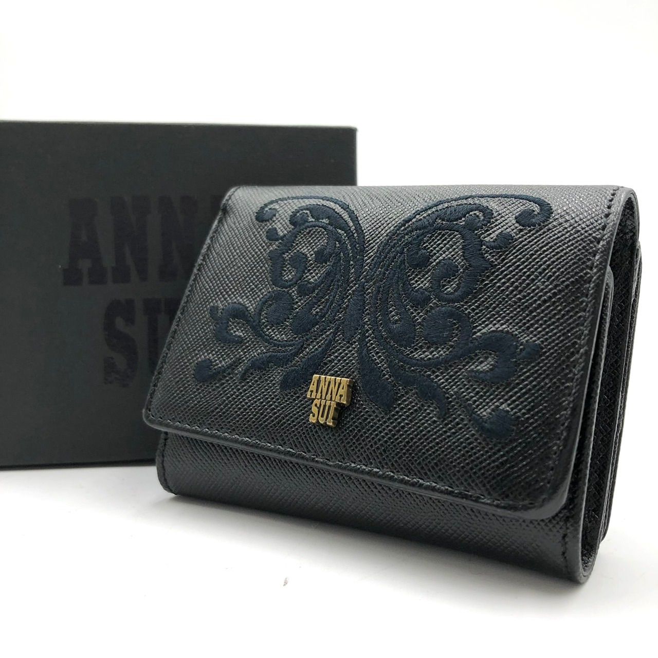 【良品】アナスイ:黒のレザー三つ折り財布 蝶の装飾付き ANNA SUI アナスイ 三つ折り財布 コンパクト ウォレット 黒 蝶 レザー