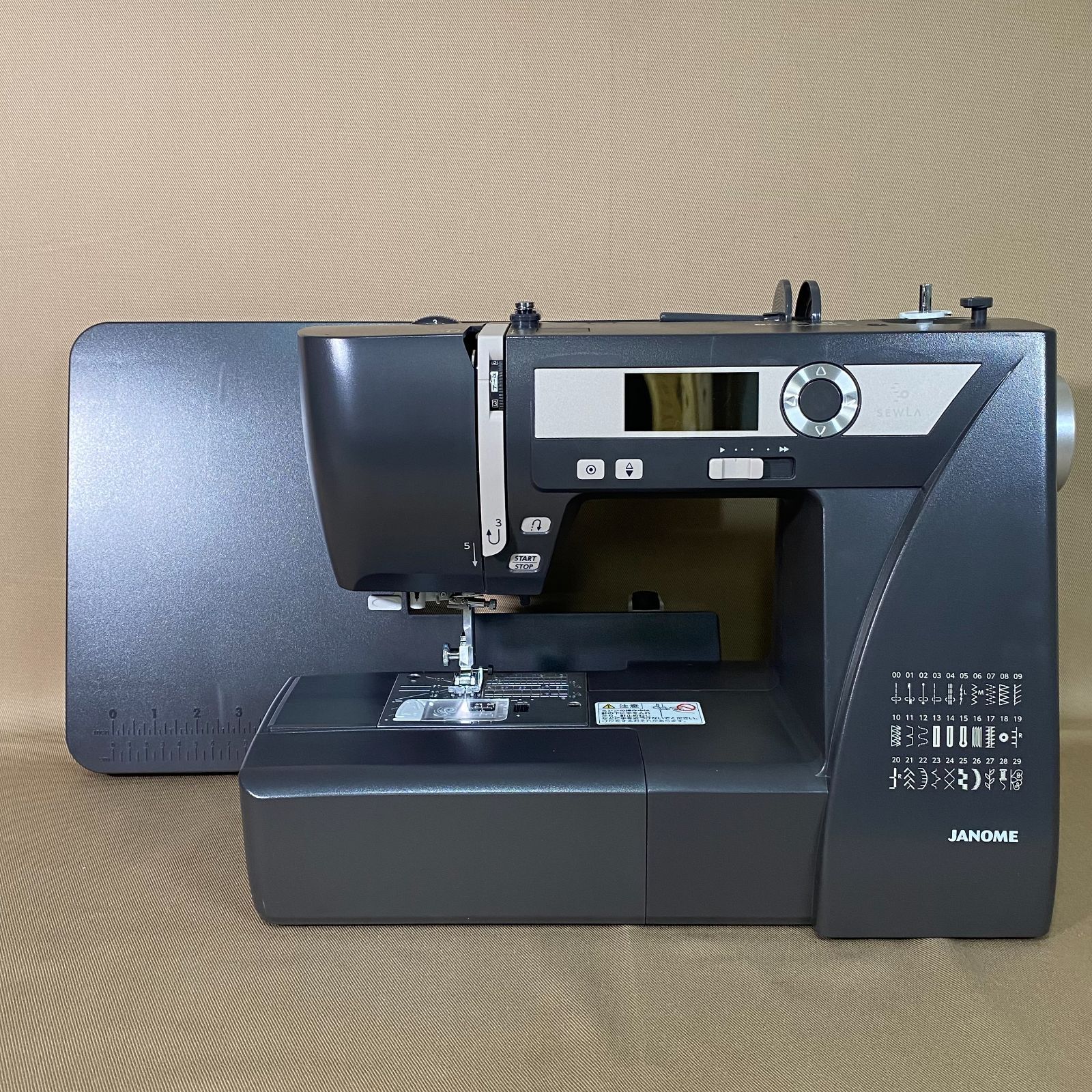 【展示品】JANOME SEWLA ソーラ コンピューターミシン ダークグレー ワイドテーブル付 国家技能士点検済