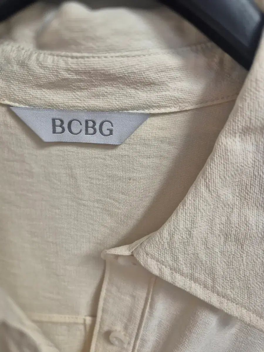 BCBG クリーム色 5分 袖 シャーリング ブラウス BCBG クリーム色 5分 袖 シャーリング ブラウス