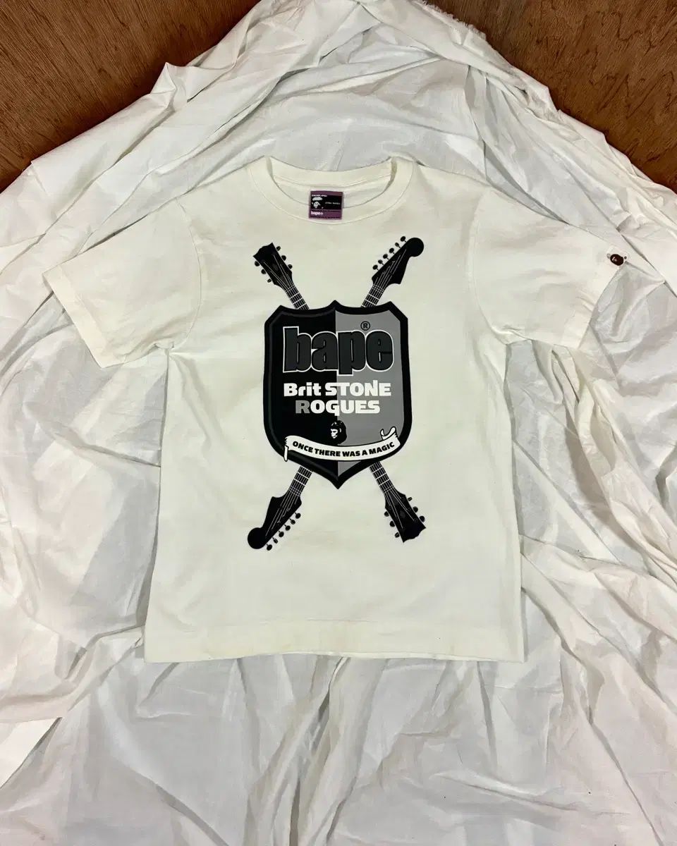 A BATHING APE アベイシングエイプ バーバリーブリット ストーン ローグス 白 クロス その他 シールド Tシャツ