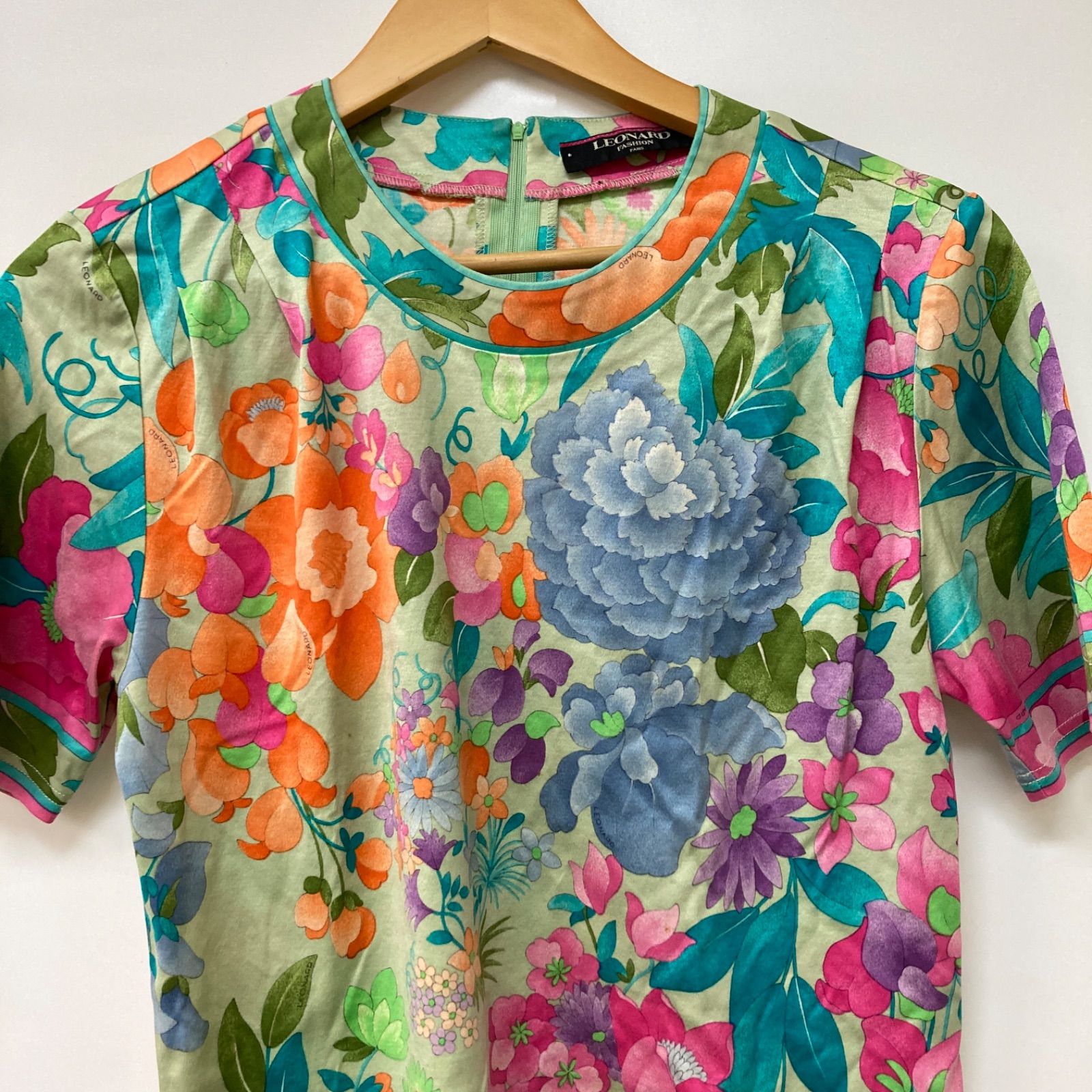 【美品】LEONARD 花柄 宝石 半袖トップス Lサイズ LEONARD レオナール トップス 半袖 花柄 グリーン ブルー レディース