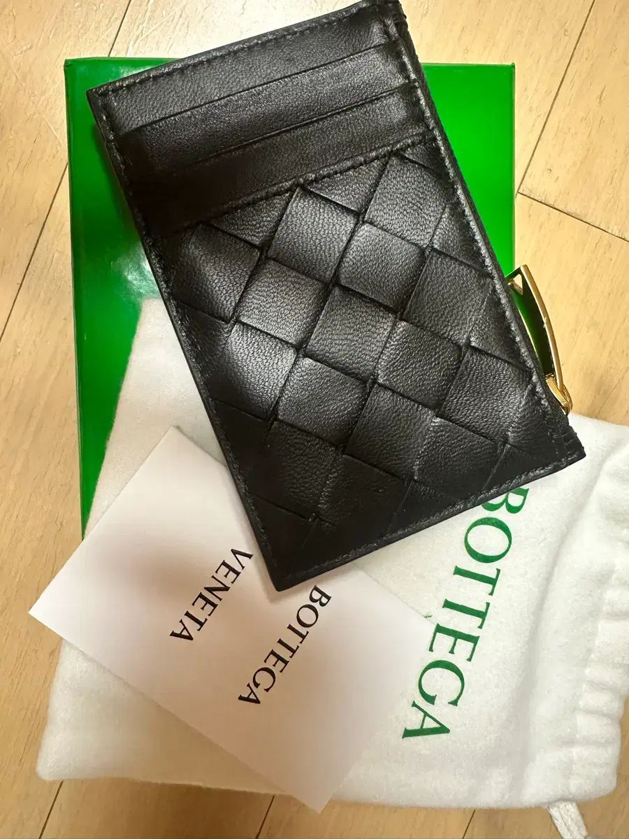 ボッテガ・ヴェネタ イントレチャート ジッパー カードケース ブラック