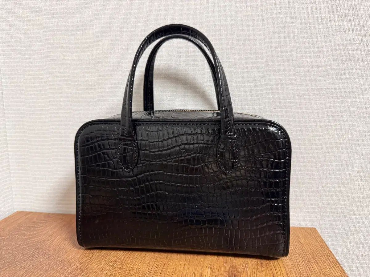 TOUT Y EST LOQUET BAG ミニ クロコ ブラック
