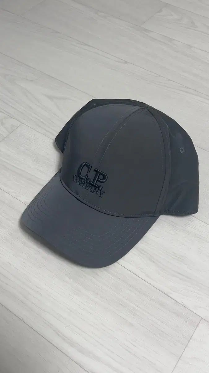 C.P. COMPANY シーピーカンパニー ゴーグルキャップ グレー 出品 11,347円