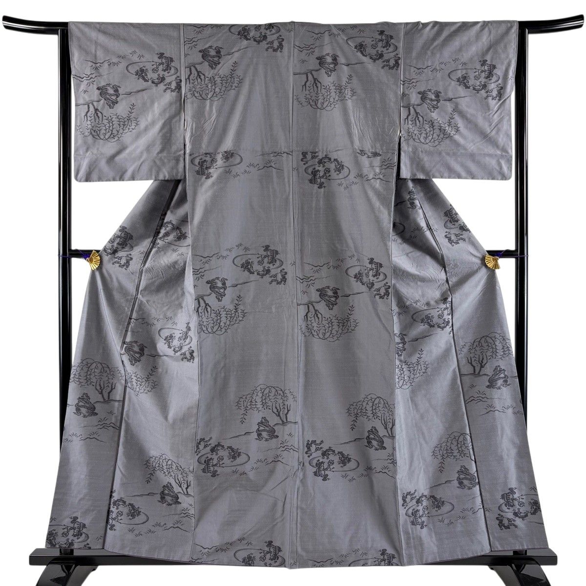 紬 身丈157.5cm 裄丈64cm M 袷 蛙 柳 灰色 正絹 名品 【中古】
