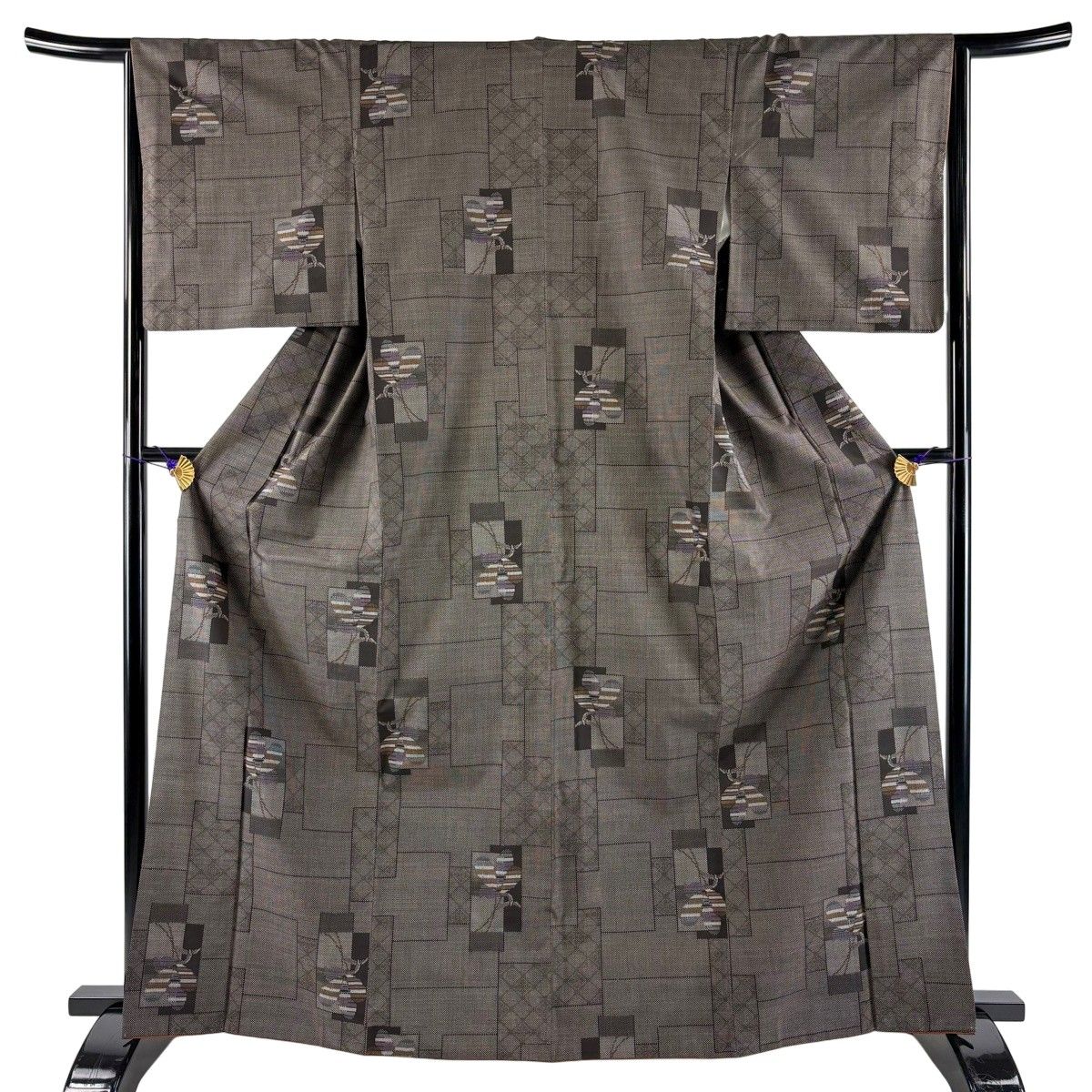 【美品】 紬 身丈166.5cm 裄丈65cm M 袷 草花 菱 焦茶色 正絹 名品 【中古】