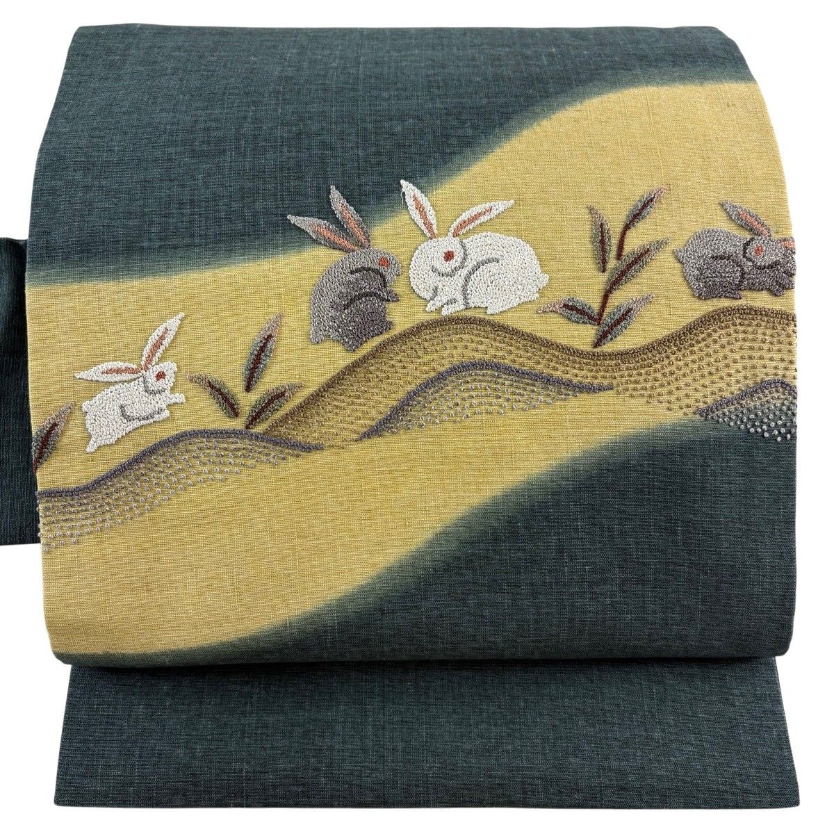 【美品】 名古屋帯 逸品 紬地 うさぎ 葉 相良刺繍 深緑 正絹 【中古】
