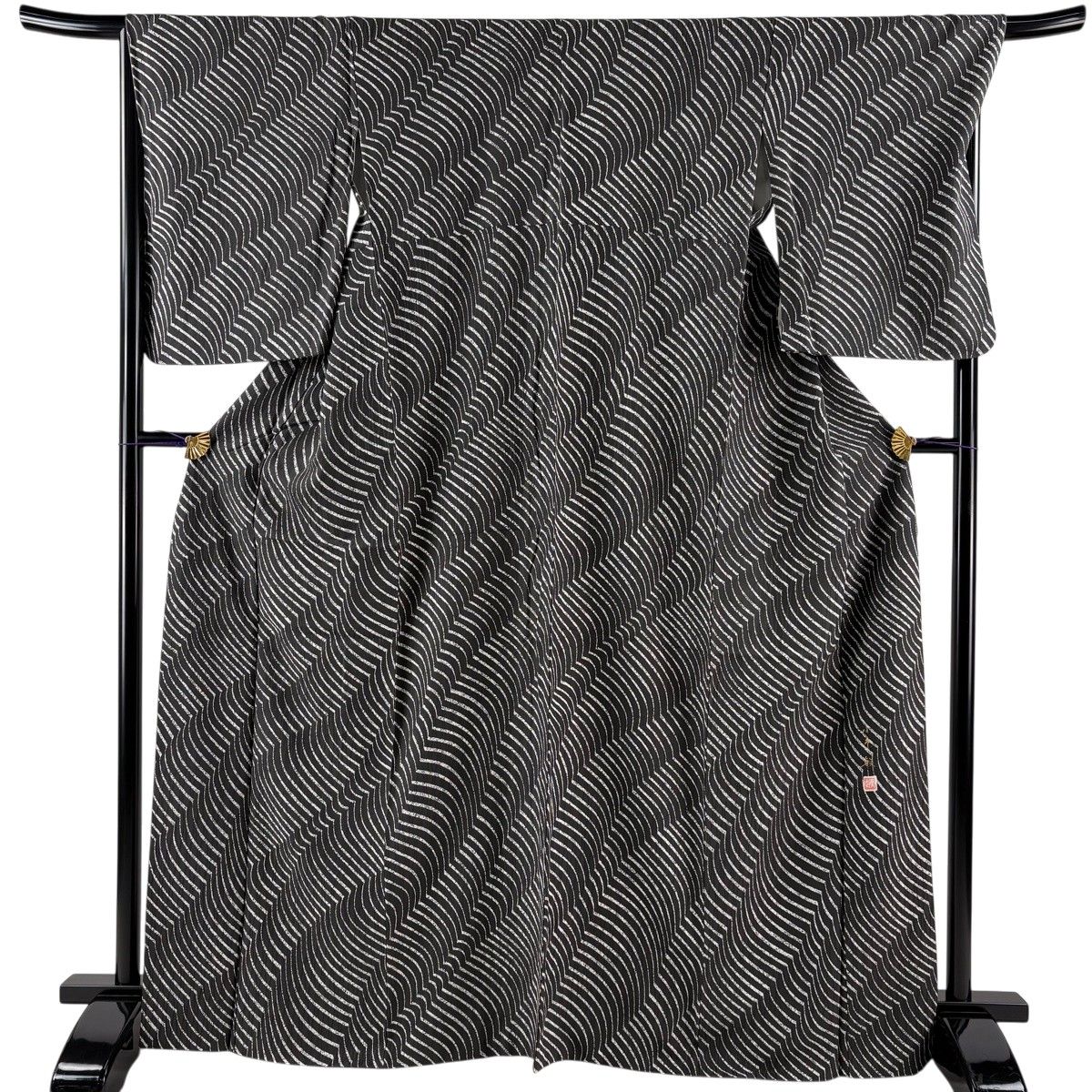 【美品】 小紋 身丈166.5cm 裄丈68.5cm L 袷 小糸敏 落款 幾何学 地紋 黒灰 正絹 秀品 【中古】